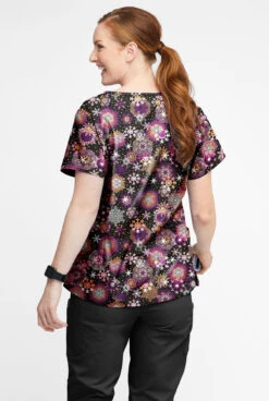 Butter-Soft Dazzling Snowflakes Women’s 4-Pocket V Notch-Neck Printed Scrub Top 5 Butter-Soft Dazzling Snowflakes Women’s 4-Pocket V Notch-Neck Printed Scrub Top -Cherokee Shop TS1531DSBL 3